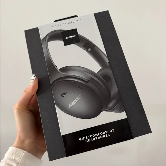 Bose QuietComfort 45 Wireless Noise Cancelling Headphones - Picture 4 of 5